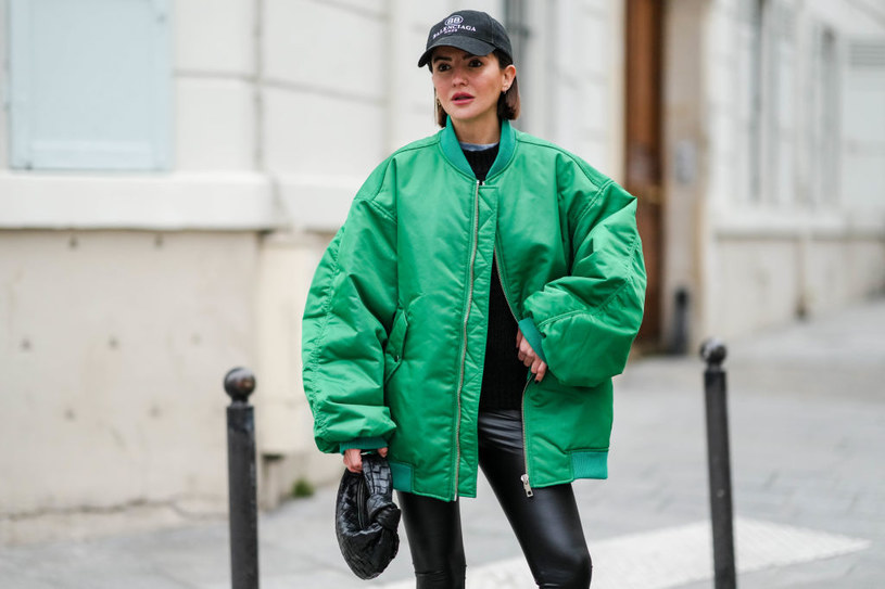 Influencerka Alexandra Pereira wybrała oversizową bomberkę w modnym, zielonym kolorze /Edward Berthelot / Contributor /Getty Images