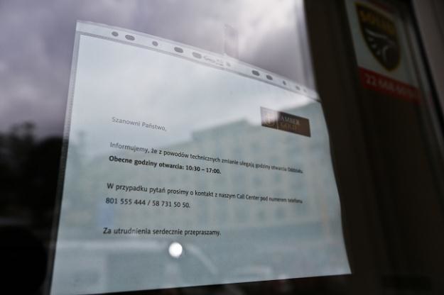 Informacja dla klientów, na drzwiach oddziału Amber Gold przy ul. Brackiej w Warszawie /PAP