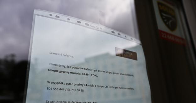 Informacja dla klientów, na drzwiach oddziału Amber Gold przy ul. Brackiej w Warszawie /PAP