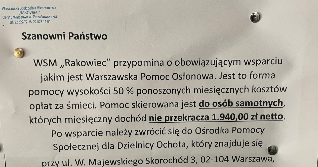 Informacja dotycząca ulgi na opłatę za śmieci. Kartka zawisła w jednym z warszawskich bloków. /Interia.pl /INTERIA.PL