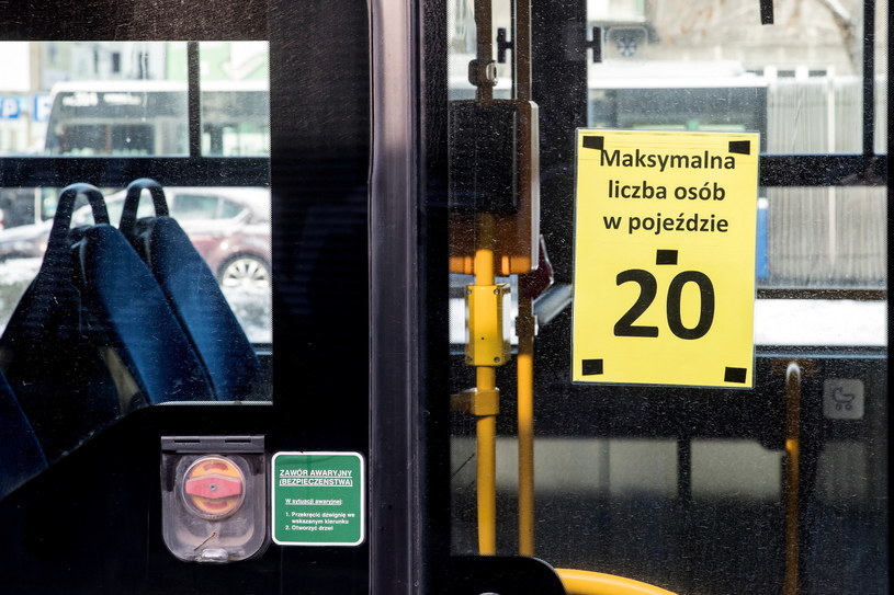 Informacja o ograniczeniach ilości pasażerów w autobusach w Krakowie //Łukasz Gągulski /PAP