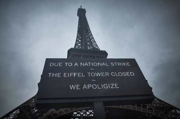 Informacja o zamknięciu wieży Eiffla z powodu strajku /KIRAN RIDLEY/AFP /East News