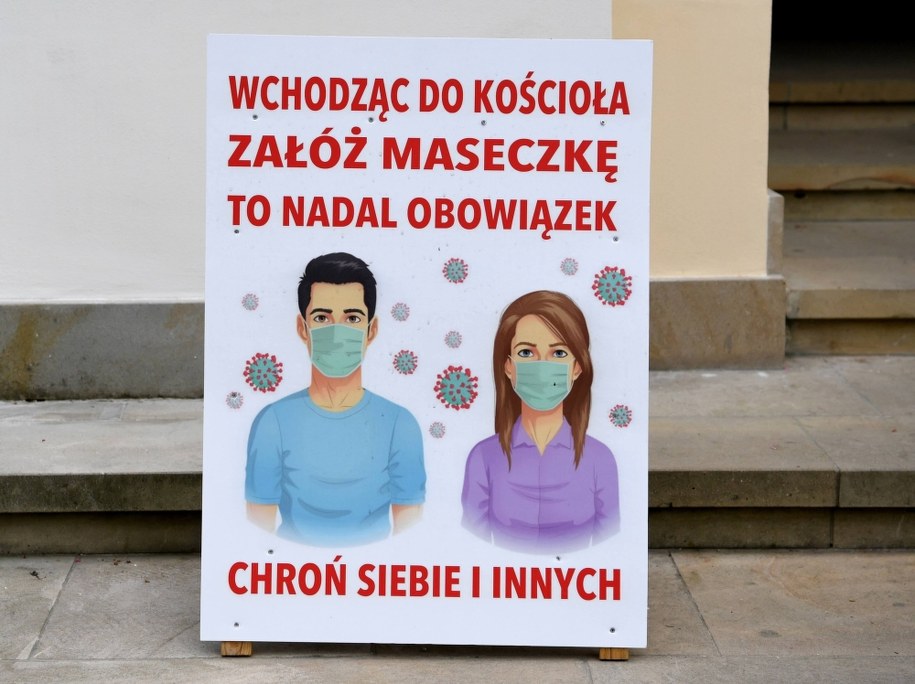 Informacja przed wejściem do kościoła pod wezwaniem Znalezienia Krzyża Świętego w Sanktuarium w Kalwarii Pacławskiej /Darek Delmanowicz /PAP