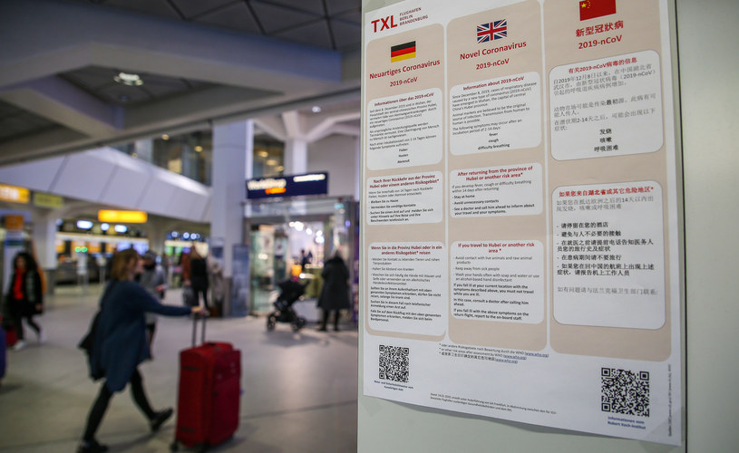 Informacje o koronawirusa na lotnisku w Berlinie /AFP