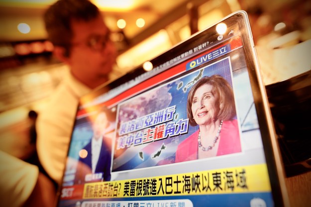 Informacje o Nancy Pelosi w tajwańskiej telewizji. /RITCHIE B. TONGO /PAP/EPA
