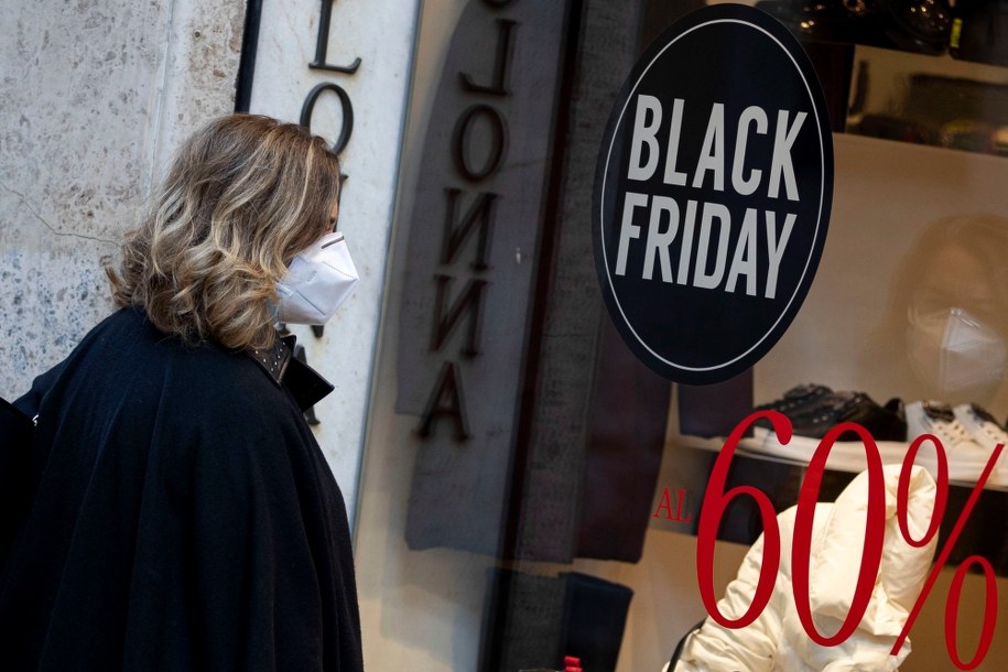 Informacje o przecenach widać już w wielu sklepach /MASSIMO PERCOSSI /PAP/EPA