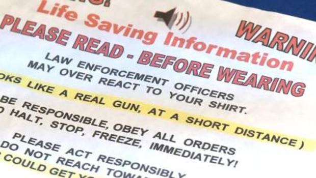 Informacje "ratujące życie". Trzeba przeczytać przed włożeniem koszulki. Fot: CBS News /