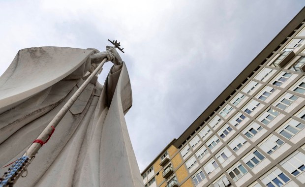 "Informacje są sprzeczne". Co tak naprawdę dzieje się ze zdrowiem papieża Franciszka?