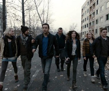 Ingrid Bolso Berdal, Jonathan Sadowski, Nathan Phillips, Dimitri Diatchenko, Devin Kelley, Olivia Dudley i Jesse McCartney w scenie z filmu "Czarnobyl. Reaktor strachu"