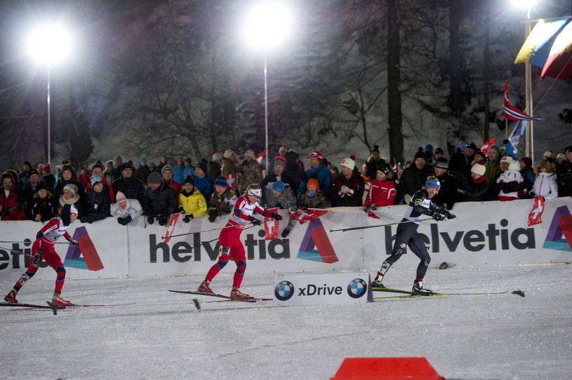 Ingvild Flugstad Oestberg (w środku) podczas finałowego biegu sprinterskiego w szwajcarskim Val Muestair /PAP/EPA