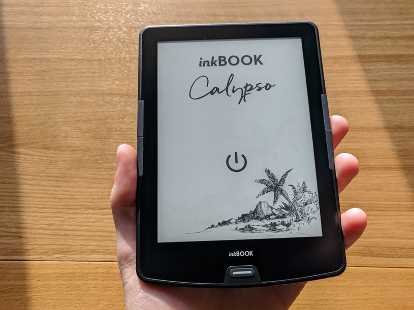 InkBook Calypso świetne leży w dłoni. Urządzenie jest leciutkie /INTERIA.PL