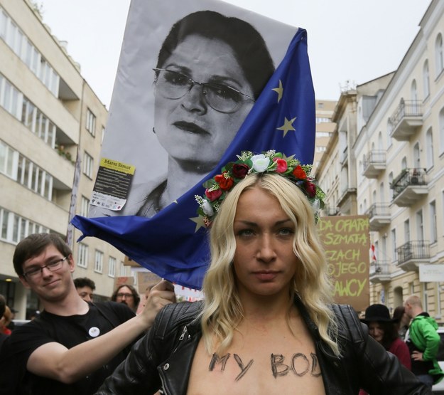 Inna Szewczenko pokazała piersi na tle plakatu z Krystyną Pawłowicz (+18 lat) Inna Szewczenko pod plakatem z wizerunkiem Krystyny Pawłowicz (PiS) /Paweł Supernak /PAP