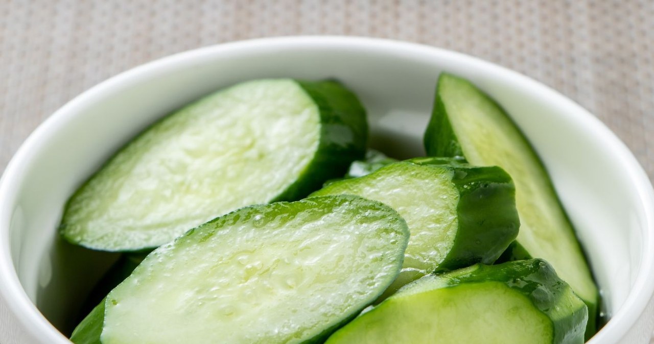 Inność tego ogórka sprawia, że mamy ochotę przyjrzeć mu się uważniej. /Aflo Images /Canva Pro