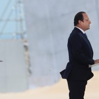 Prezydent Francji François Hollande przemawiający w trakcie ceremonii w Ouistreham.