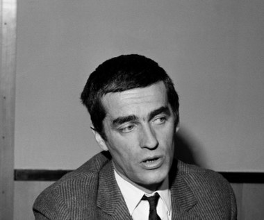 Inscenizacje Hanuszkiewicza wzbudzały zachwyt jednych i oburzenie innych. Urodził się w 1924 roku we Lwowie. Debiutował w 1945 roku, w rzeszowskim teatrze, rolą Wacława w "Zemście" Aleksandra Fredry.

W latach 1956-63 był dyrektorem artystycznym Telewizji Polskiej, później dyrektorem teatrów warszawskich: Powszechnego, Narodowego i Nowego.

Był współtwórcą i pierwszym reżyserem naczelnym Teatru TV. W Teatrze Telewizji realizował programowo klasyków wielkiej literatury europejskiej, m.in. Moliera, Williama Szekspira, Fiodora Dostojewskiego, Antoniego Czechowa, Marka Twaina, a także klasykę narodową - od Adama Mickiewicza po Sławomira Mrożka.