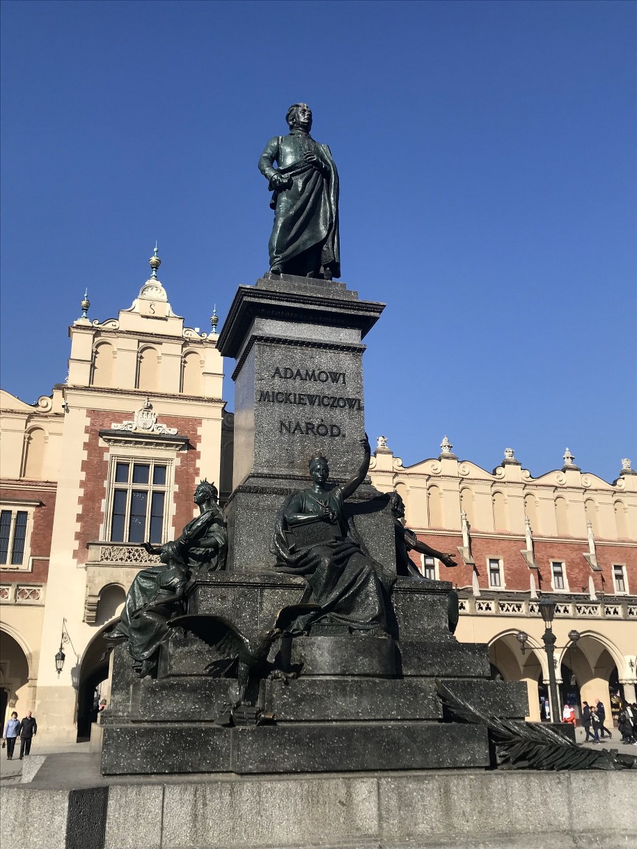 Inskrypcja "Adamowi Mickiewiczowi Naród." na cokole pomnika wieszcza na Rynku Głównym w Krakowie zostanie zmieniona. /Marek Wiosło /RMF FM