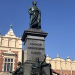 ​Inskrypcja na pomniku Mickiewicza w Krakowie zostanie wymieniona. Przez kropkę