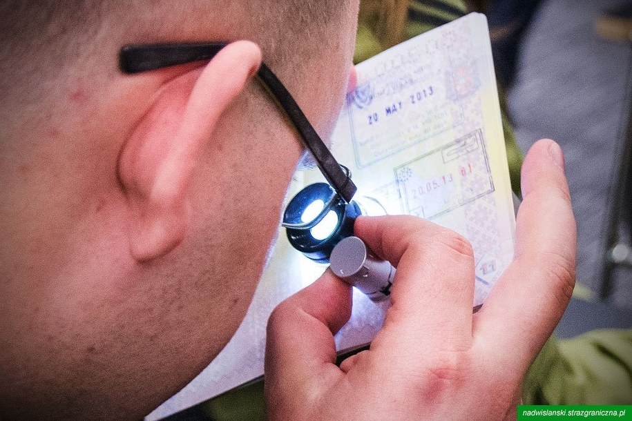 Inspecja paszportu /Nadwiślański Oddział Straży Granicznej /