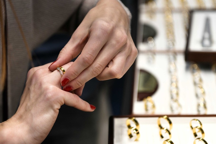 Biżuteria, wyroby skórzane kleje. Inspekcja Handlowa publikuje wyniki kontroli