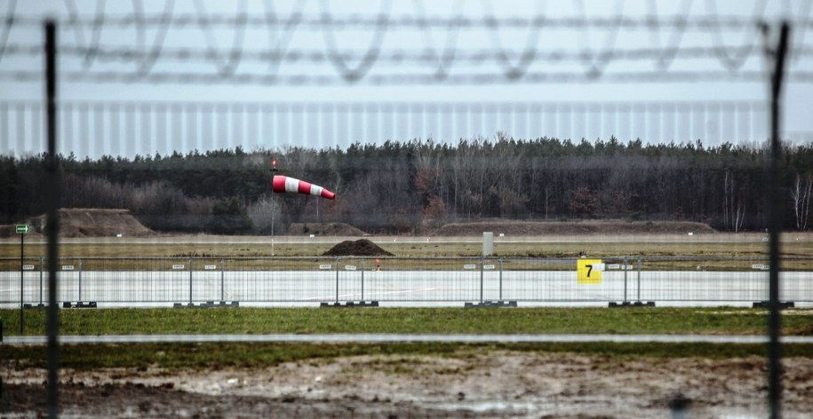 Inspektor budowlany zamknął pas startowy 22 grudnia /Jakub Kaminski /PAP