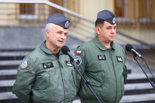 Inspektor Sił Powietrznych gen. dyw. Jacek Pszczoła (L) i Dowódca 1. Skrzydła Lotnictwa Taktycznego płk Maciej Trelka (P) /Rafał Guz /PAP