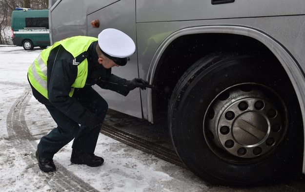 Inspektorzy Inspekcji Transportu Drogowego kontrolują autokary /Jacek Bednarczyk /PAP