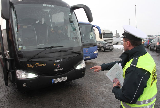 Inspektorzy kontrolują na autostradzie A-4 autokary przewożące dzieci na zimowiska /Jacek Bednarczyk /PAP