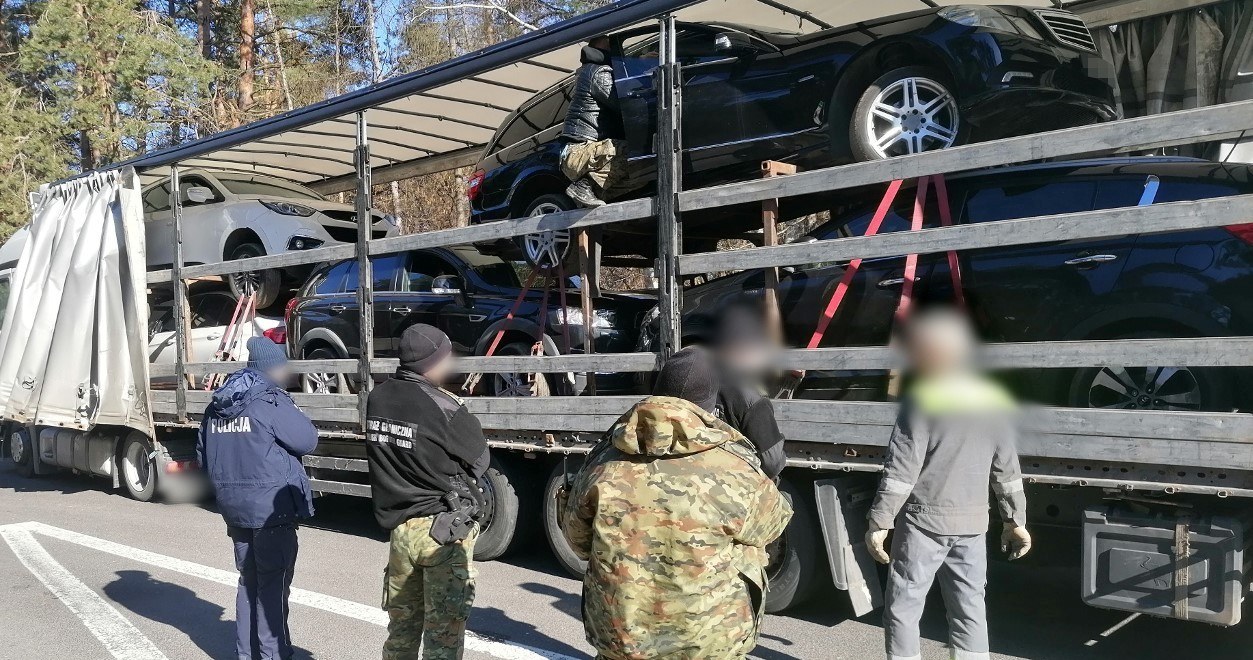 Inspektorzy mieli wątpliwości co do legalności przewożonego ładunku. Poprosili więc o wsparcie funkcjonariuszy Straży Granicznej i policji. /Główny Inspektorat Transportu Drogowego /