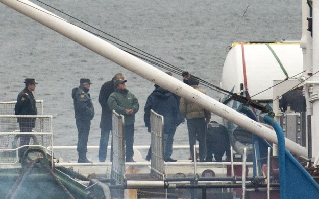 Inspektorzy na statku Greenpeace'u /DMITRI SHAROMOV / GREENPEACE INTERNATIONAL / HANDOUT /PAP/EPA