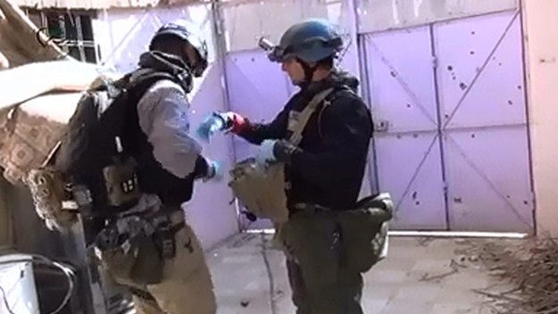 Inspektorzy ONZ badający próbki materiałów na miejscu sierpniowego ataku /MOADAMIYEH MEDIA CENTER    /PAP/EPA