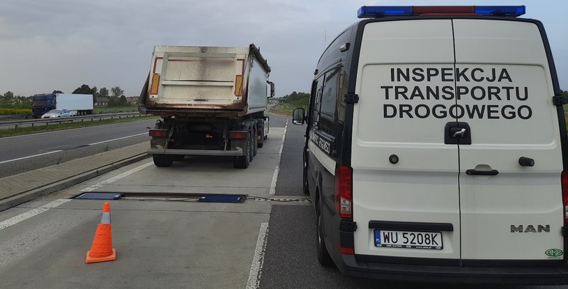 Inspektorzy przechwycili dwie ciężarówki, które nie powinny poruszać się po drogach /ITD