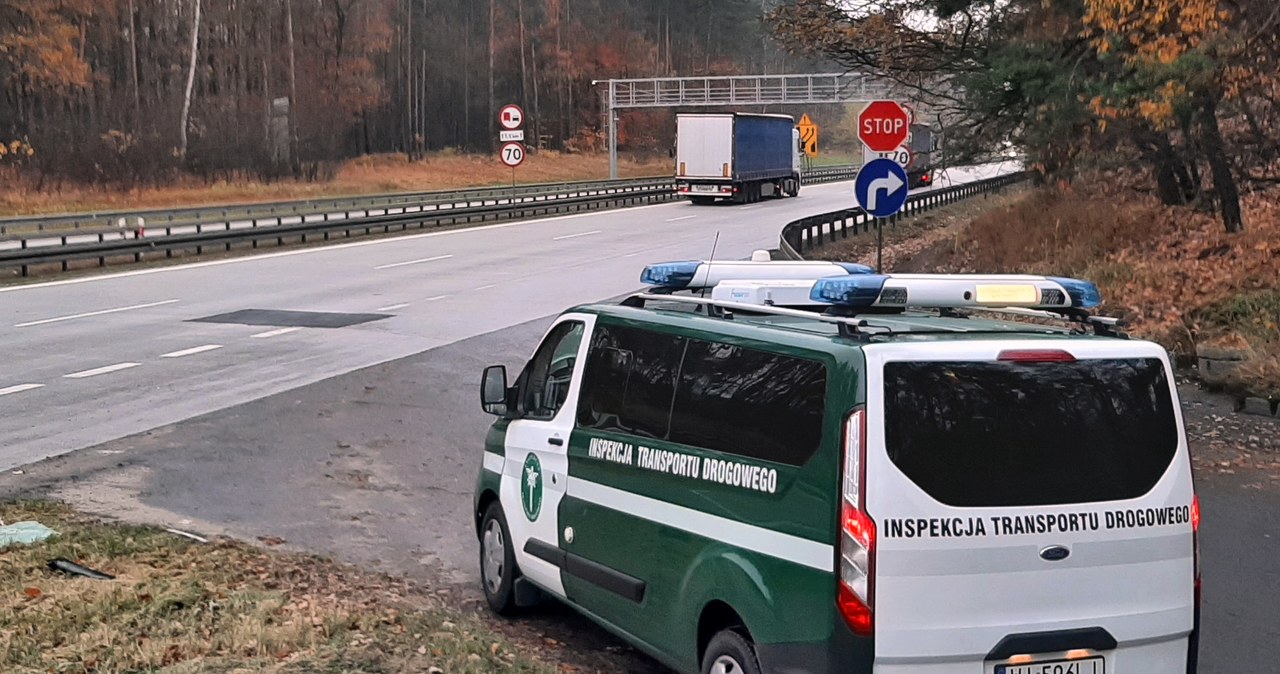 Inspektorzy sprawdzali, czy kierowcy ciężarówek nie wyprzedzają w miejscach objętych zakazami. Wyprzedzają... /ITD