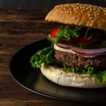 Inspektorzy sprawdzili fast foody. "Topping wieprzowy" i "koperta z jabłkiem"