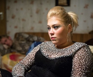 Inspiracją do powstania "Fal" był wcześniejszy film Zaricznego, dokumentalny "Love, love".

- Zacząłem realizować film dokumentalny o Kasi, która nie ze swej winy ma gorzej niż inni. Startuje z bardzo niska. Zacząłem się zastanawiać, co taka dziewczyna może zrobić, aby zmienić swój statut społeczny i materialny? Wiedziałem, że w dokumencie tego nie przeprowadzę. Napisałem więc scenariusz filmu fabularnego z głównym udziałem Kasi, z całym jej światem, w którym jest osadzona, ale z zupełnie fikcyjną, fabularną strukturą- tłumaczy reżyser.

 