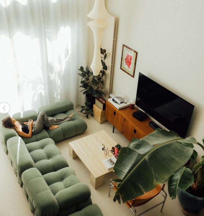 instagram.com/juliawieniawa/ Julia Wieniawa postawiła na wystrój vintage w swoim salonie