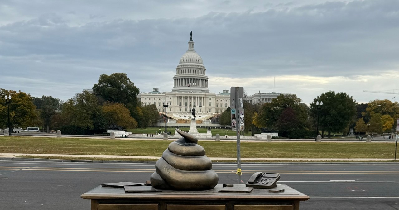 Instalacja "The Resolute Desk" w pobliżu Kapitolu