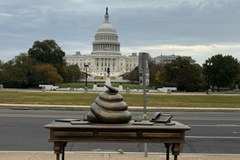 Instalacja "The Resolute Desk" w pobliżu Kapitolu