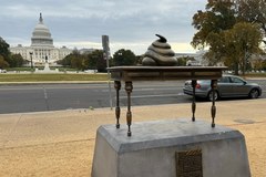 Instalacja "The Resolute Desk" w pobliżu Kapitolu