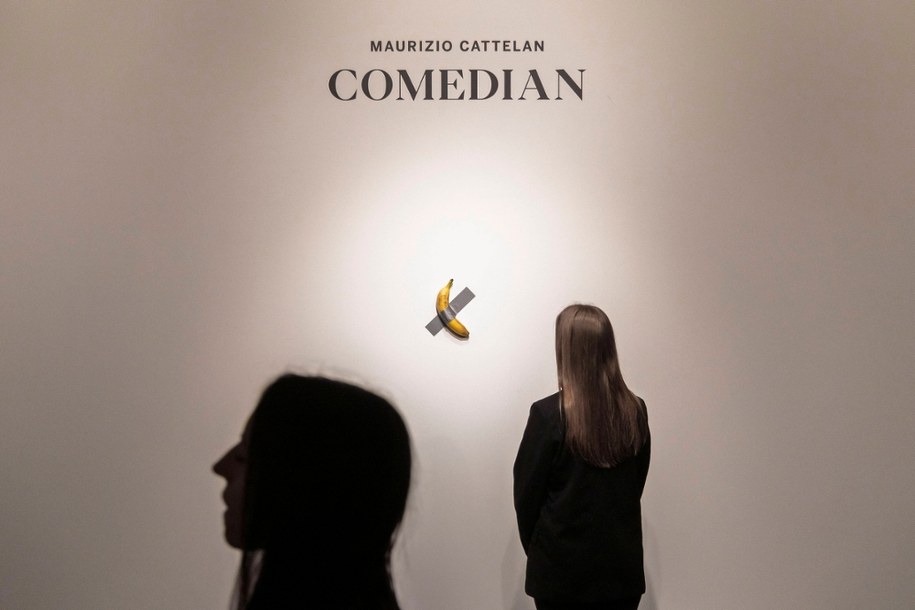 Instalacja artystyczna Maurizio Cattelana "Comedian" /JUSTIN LANE /PAP/EPA