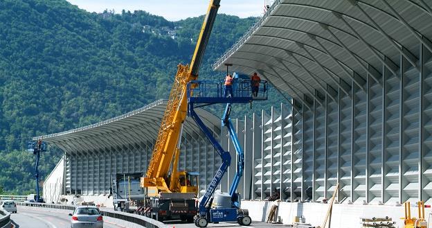 Instalacja ekranów akustycznych /&copy;123RF/PICSEL