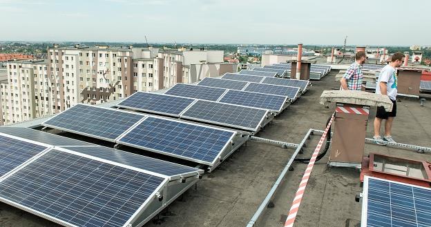 Instalacja fotowoltaiczna na budynku przy ul. Świeradowskiej we Wrocławiu /PAP