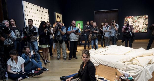 Instalacja "My Bed" brytyjskiej artystki Tracey Emin została sprzedana za 2,2 mln funtów /AFP