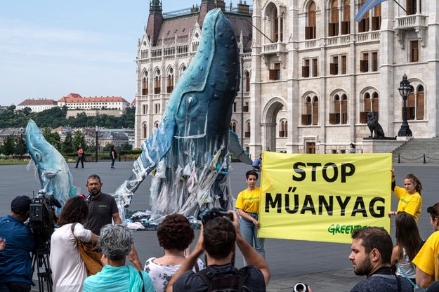 Instalację przedstawiającą wieloryby naturalnej wielkości wyłaniające się z morza odpadków umieściła przed węgierskim parlamentem w Budapeszcie organizacja Greenpeace /ZSOLT SZIGETVARY    /PAP/EPA