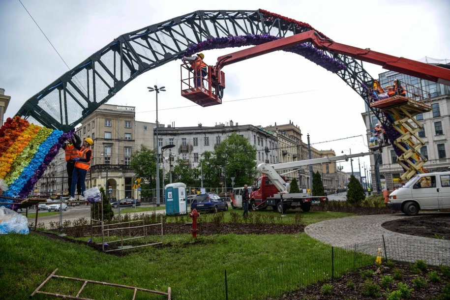 Instalowanie sztucznych kwiatów na warszawskiej tęczy /PAP/Jakub Kamiński  /PAP