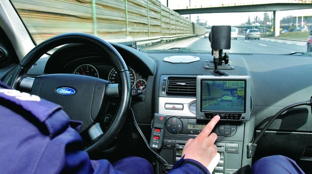 Instrukcja obsługi wideorejestratora wymaga, aby na początku i końcu pomiaru prędkości radiowóz trzymał taki sam dystans do namierzanego auta. Jeśli tak nie jest, wynik może być nieprawidłowy. /Motor
