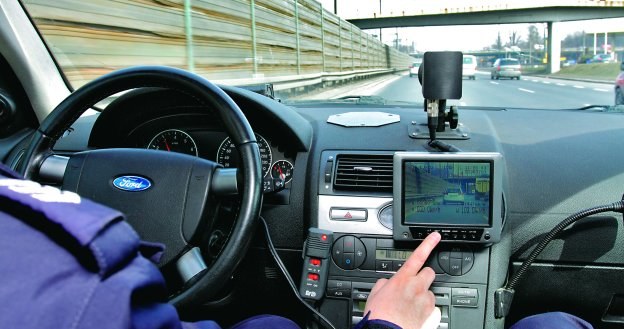 Instrukcja obsługi wideorejestratora wymaga, aby na początku i końcu pomiaru prędkości radiowóz trzymał taki sam dystans do namierzanego auta. Jeśli tak nie jest, wynik może być nieprawidłowy. /Motor