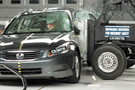 Insurance Institute for Highway Safety testuje samochody /Informacja prasowa