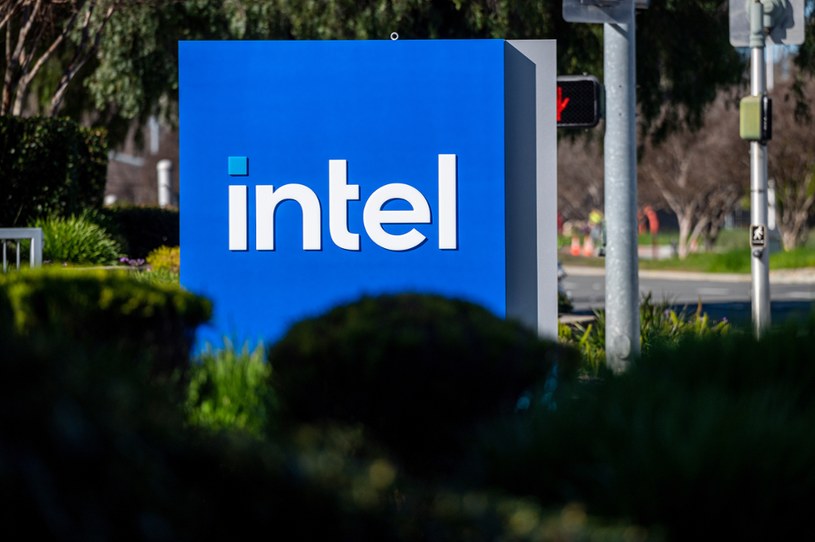 Intel zapowiedział obniżki pensji swoich pracowników. Te obejmą kadry zarządzające i wyniosą od 5 do 15 proc. /David Paul Morris/Bloomberg /Getty Images
