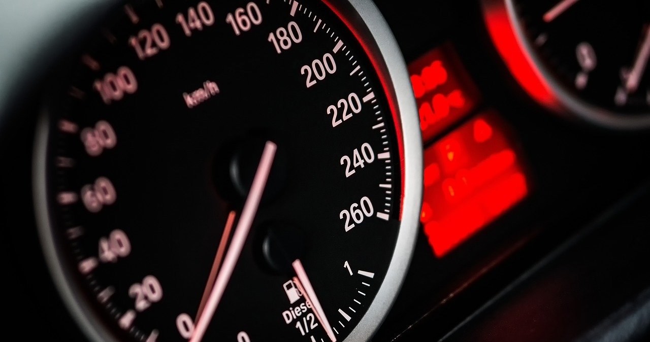 Inteligentny asystent prędkości pomoże nam przestrzegać zasad na drodze /Arek Socha /Pixabay.com
