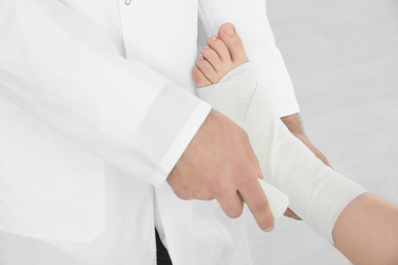 Inteligentny bandaż będzie kontrolował stan rany i prześle informacje prosto do smartfona /123RF/PICSEL
